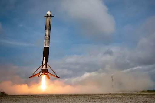 Image of the Space X Falcon heavy rocket lifting off
